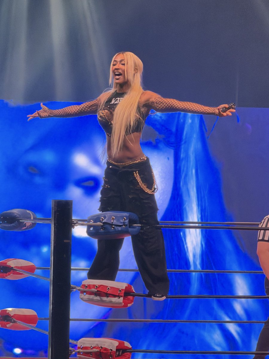 ladydee0310's tweet photo. How about some wrestling at Essence Fest? ๐๐พ๐ช๐พ #heelshaveeyes #fourthrope #essencefest #nola https://t.co/YFYINdJXs6
