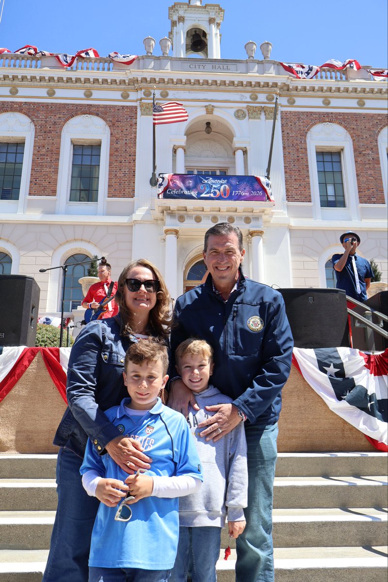 RepKevinMullin's tweet photo. 🇺🇸 Happy birthday #America! I had a great time gathering with the community to celebrate #America250 in my hometown @CityofSSF. 

This #FourthofJuly we recommit to standing up for our #democracy, and appreciating the diversity upon which our nation is founded 🇺🇸  
#IndependenceDay
