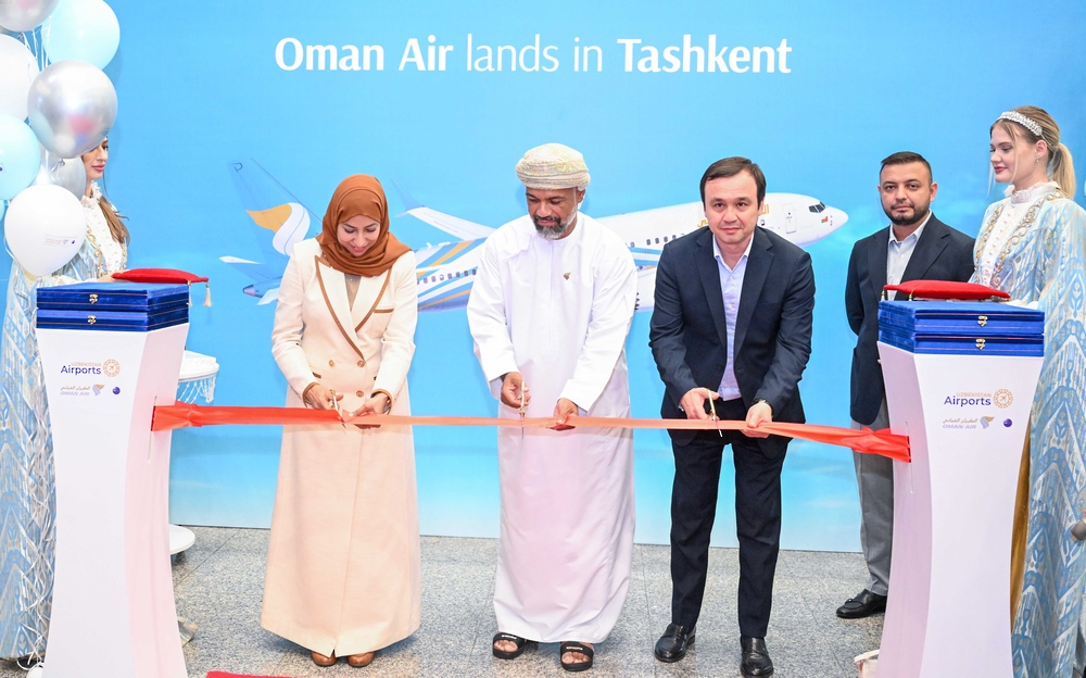 omaniportal's tweet photo. انطلاقة جديدة للطيران العُماني نحو آفاق أوسع، مع تدشين أولى الرحلات المباشرة إلى طشقند وسنغافورة، في خطوة تعزز الربط الجوي لسلطنة عُمان وتفتح آفاقًا أكبر للسياحة والاستثمار والتبادل التجاري مع الأسواق العالمية الواعدة. ✈️🌍
#الطيران_العُماني #سلطنة_عُمان #سنغافورة https://t.co/OjntBmjF67
