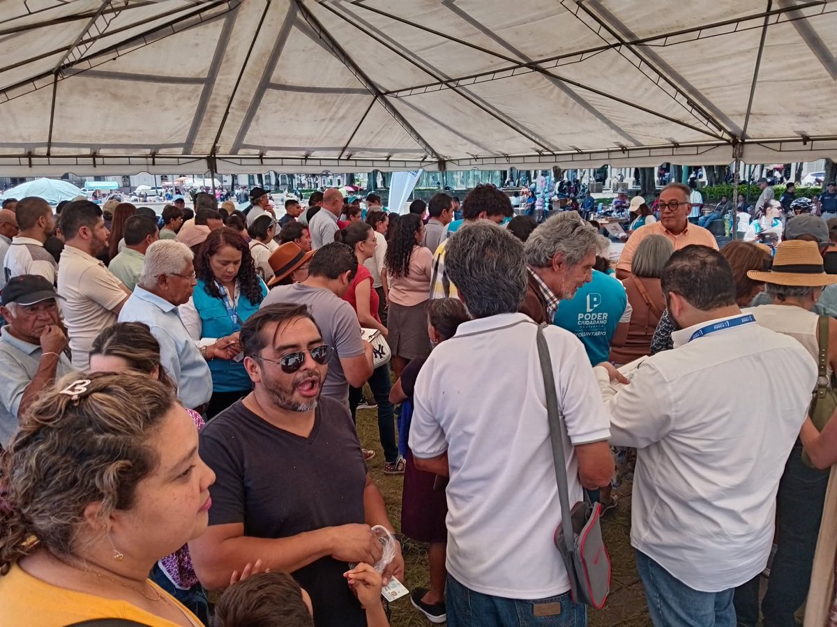 LarRRytO's tweet photo. Masiva asistencia en la Convocatoria de Poder Ciudadano en la recolección de firmas para reformar la Constitución en el sector Justicia. Todo sea por amor a Guatemala y por una JUSTICIA libre de ataduras,  Impunidad y Corrupción.

Esto apenas empieza 💪👍🤜🤛 https://t.co/CAjrRtrfwL