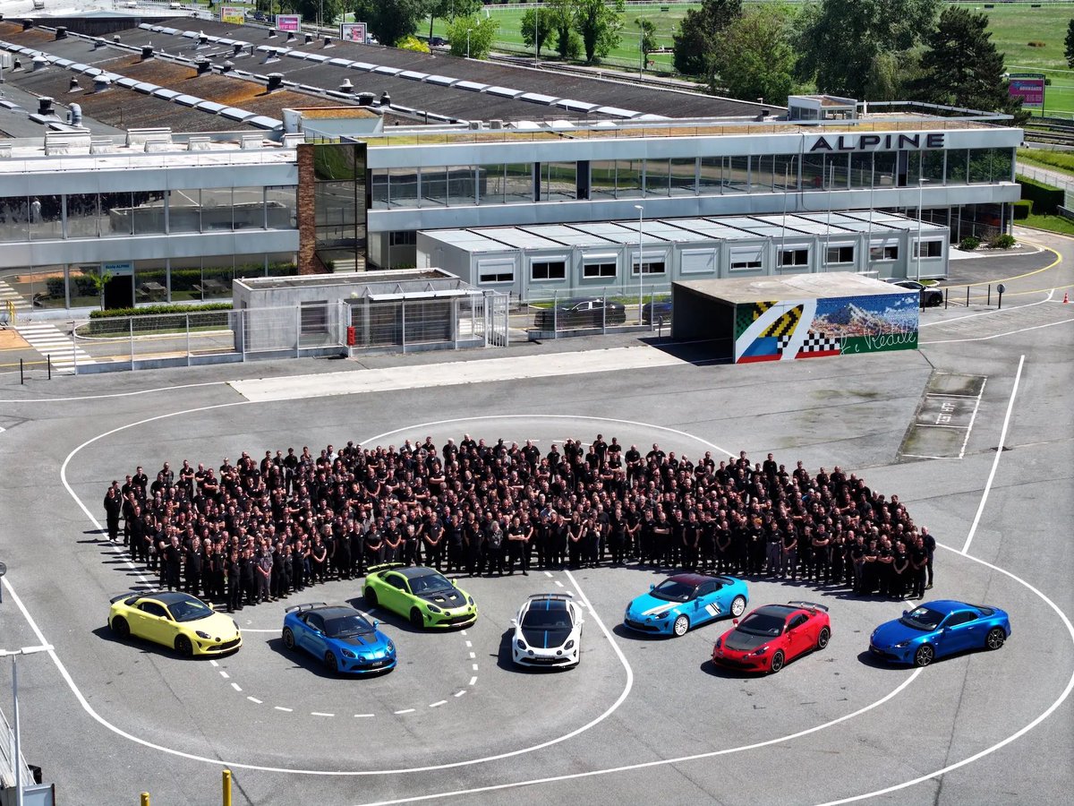 les_alpinistes's tweet photo. 35 450. C’est le nombre total d’Alpine A110 sorties de Dieppe depuis 1969 : la dernière unité, une R 70 Bleu Alpine, a quitté les chaînes le 1er juillet 2026.

#AlpineA110 #Dieppe https://t.co/AuahfvHu7N