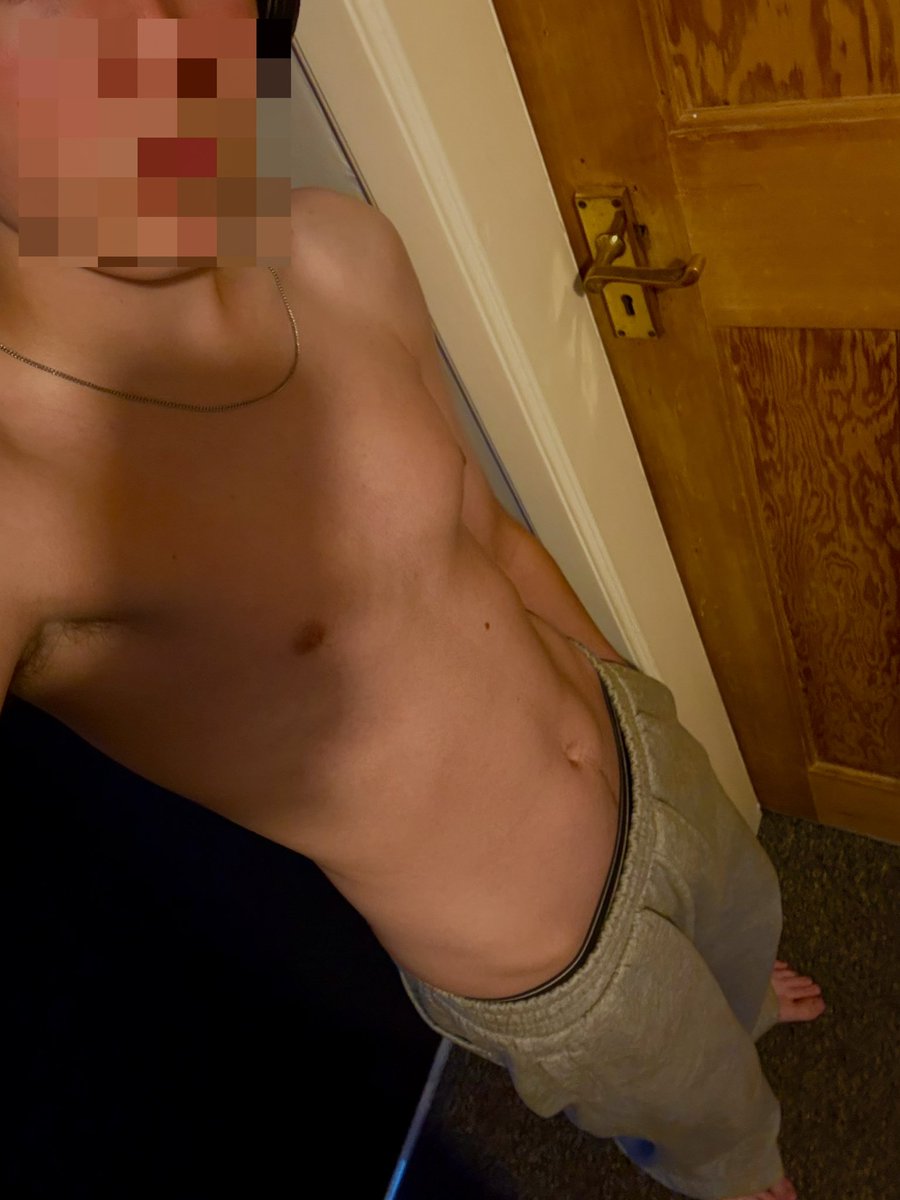 BenJ25_'s tweet photo. Home alone, so why aren’t you in my DMs? #mlm #bi #teen #teenboy https://t.co/uyeiteKtXg