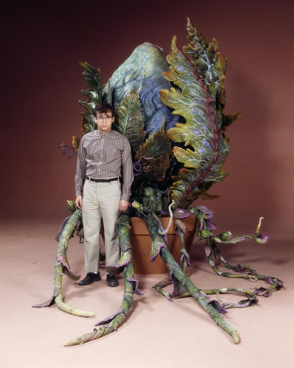 UESergioFraile's tweet photo. En el rodaje de 'Little Shop of Horrors' ('La tienda de los horrores') de 1986, dirigida por Frank Oz 🌱#behindthescenes https://t.co/E20xfjRnH7