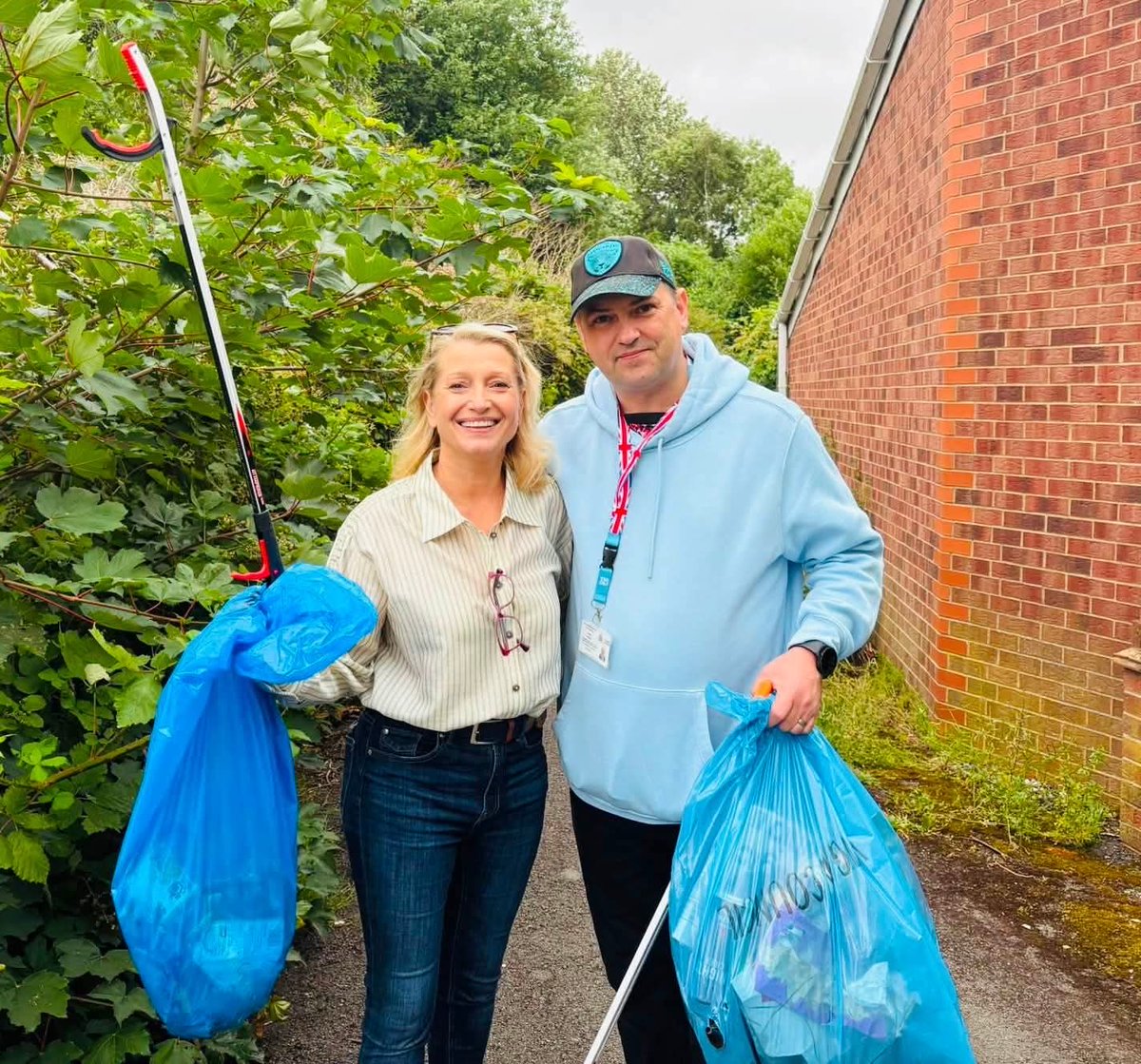 SianReform's tweet photo. It was a fantastic morning of litter picking in Atherton doing our bit to Clean Up Britain!

We need leaders who can roll their sleeves up and graft. 💪 https://t.co/H4XicK5SPV