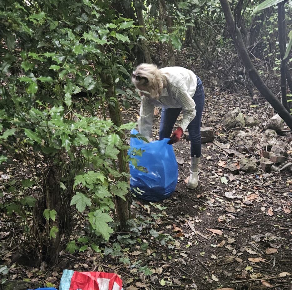 SianReform's tweet photo. It was a fantastic morning of litter picking in Atherton doing our bit to Clean Up Britain!

We need leaders who can roll their sleeves up and graft. 💪 https://t.co/H4XicK5SPV