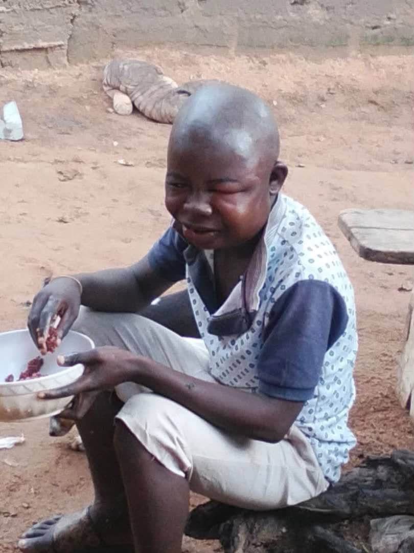 TheeNewsRoom's tweet photo. 🇬🇭 Kobby, a young Ghanaian boy known for his natural autotune voice, has reportedly died after being assaulted for allegedly plucking mangoes from a tree at a private residence. He was rushed to hospital but was later pronounced dead. https://t.co/bdeLproGbA
