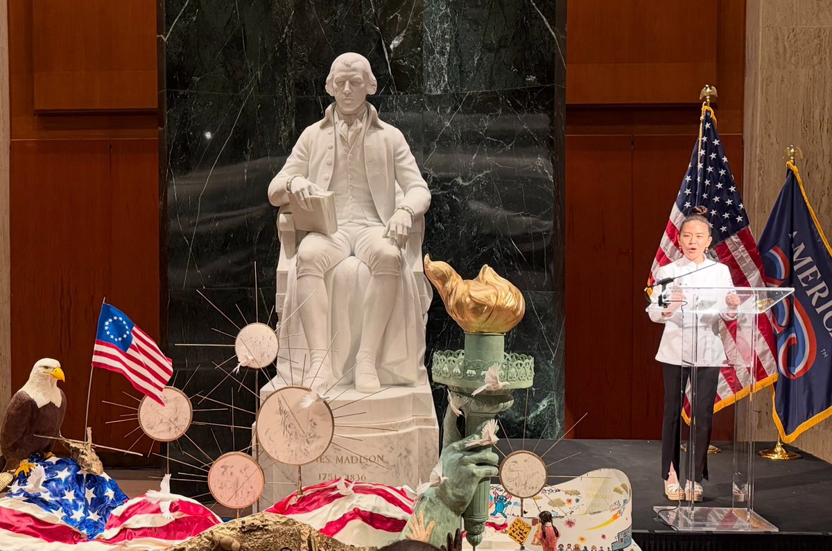 TBCinWashington's tweet photo. Merci à @America250 and bravo to Grace Pak and chefs pour ce très beau travail 🎂! Joyeux 250e! 
#LibraryOfCongress #America250 https://t.co/0vHK5NIwAF