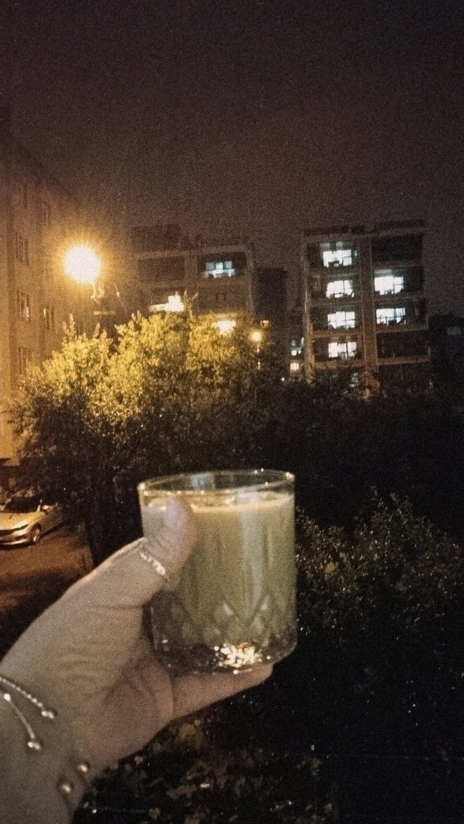 secillcee's tweet photo. Ne düşmanım, ne pişman ama çok kırgınım bu hayata. Kalbimle yürüdüğüm her yolun sonunda, kalbim elimde geri döndüm. Artık sadece kendime ağlıyorum çünkü ben beni, sevgiye inanarak öldürdüm https://t.co/EEu4I0bJnl