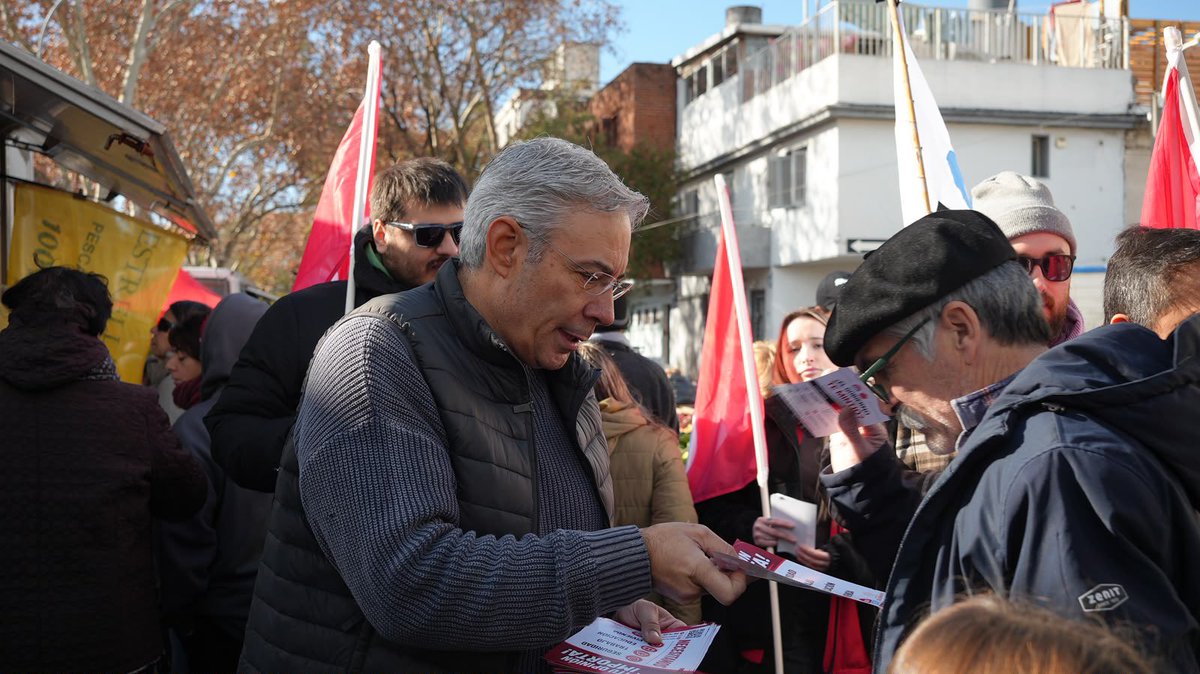turcoifran's tweet photo. 🚩¡Sábado de militancia en la feria de La Comercial! 

La 600 sigue recorriendo, acompañando y escuchando a los vecinos. Todo el año, los 5 años.  

Gran conocimiento y reconocimiento de la enorme labor de @RobertSilvaUy. 

¡A seguir!

#La600ConVos #Batllismo https://t.co/1yhA8jORgm