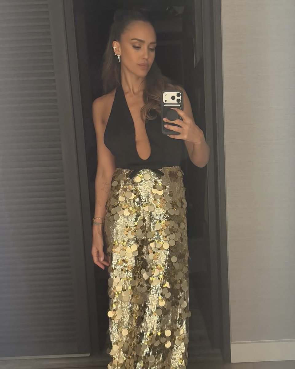 updateswiftbr's tweet photo. Jessica Alba compartilhou fotos ao lado de Danny Ramirez, prontos para o casamento de Taylor Swift e Travis Kelce.

“Nós amamos o amor 🥰💒🫶. Parabéns a T&amp;T - uma noite tão linda celebrando vocês.” https://t.co/xVJYxWzRzT