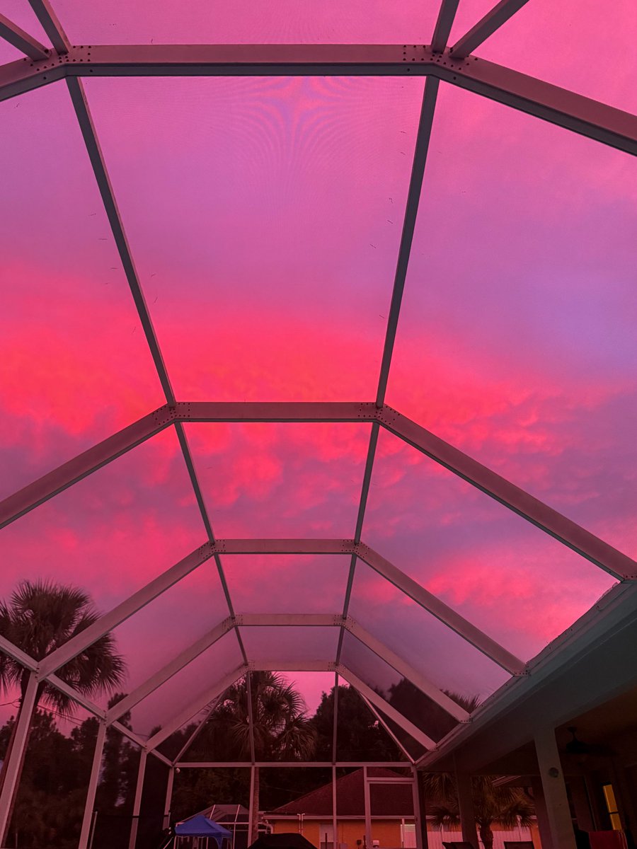 official_ivix's tweet photo. Enjoying the  sky https://t.co/75lBdyXwW4