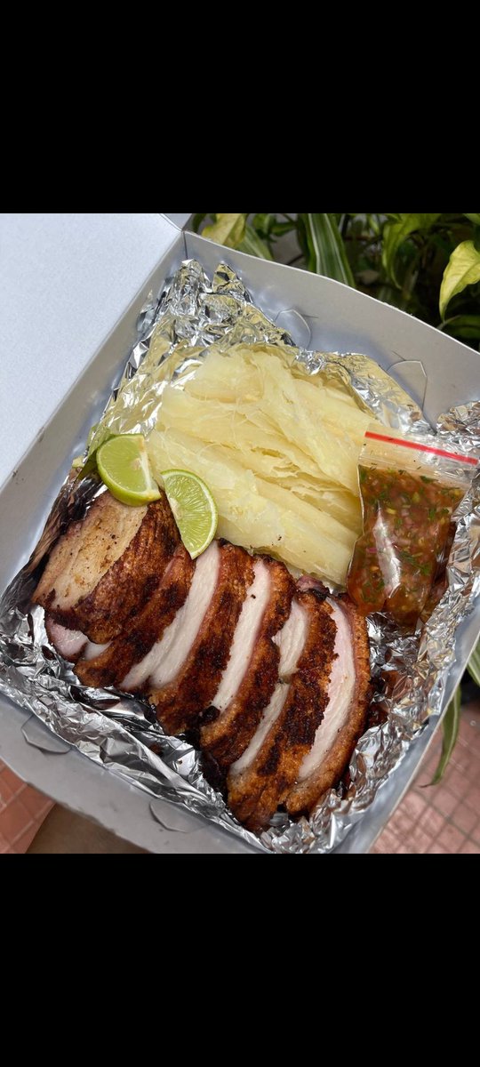 linamapola's tweet photo. #Bucaramanga tengo para mañana domingo a domicilio panceta al barril con yuca, ají criollo y limón. Piel crocante y carne jugosa como les gusta 😋 También voy a tener frijoles y ensalada para que completen el almuerzo. A 30k la porción de panceta. Xfa me ayudan con un RT 🙏🏽✨ https://t.co/diH79HeNcV
