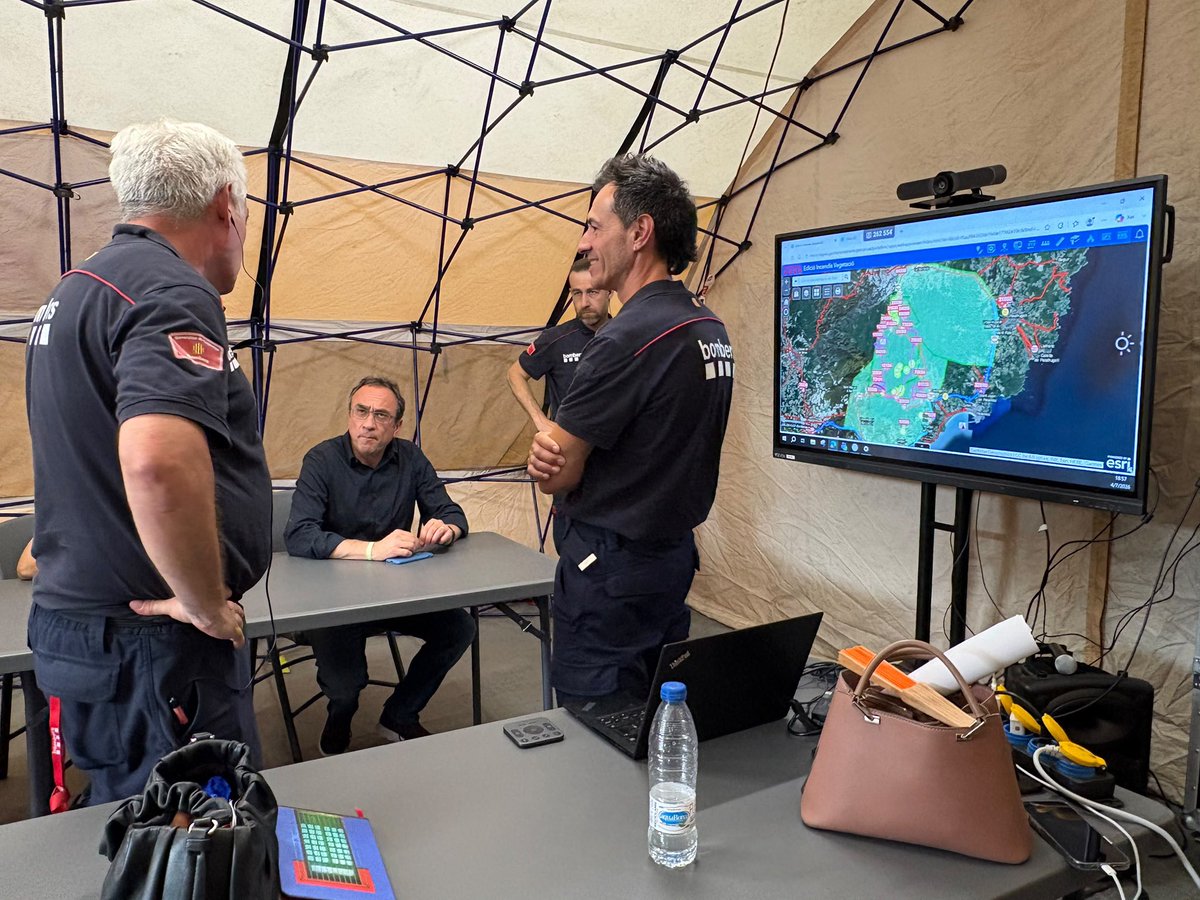 joseprull's tweet photo. Aquesta tarda he estat a la reunió de responsables d'extinció i d’emergències per conèixer l'evolució de l'incendi a les Gavarres.

Notícies esperançadores, però cal mantenir la precaució les pròximes hores. 

Agraïment als professionals i voluntaris per la feina incommensurable. https://t.co/anX7I7YsgF