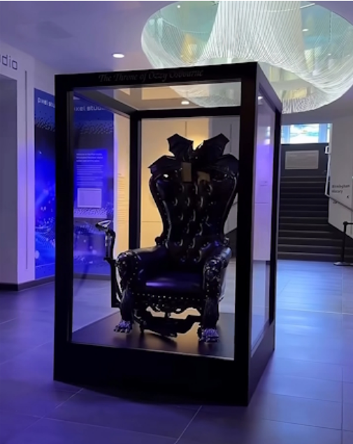 HeavyMstuff's tweet photo. Ozzy Osbourne's iconic gothic throne is from now on display at Birmingham Museum. 🦇👑🦇 https://t.co/yJuYlPaQUn
