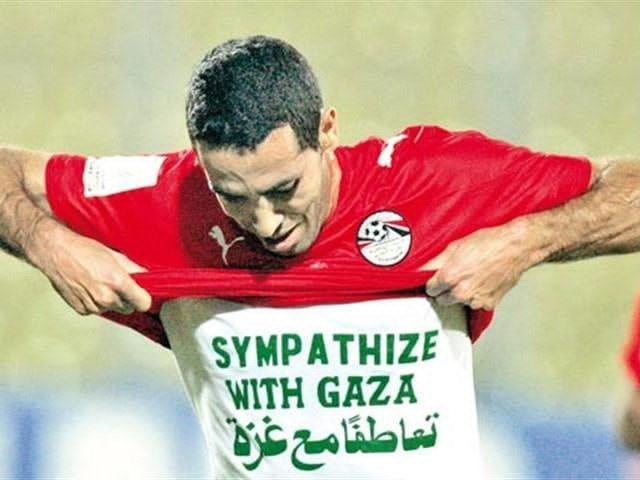 yaseenizeddeen's tweet photo. نستذكر عندما تعاطف أبو تريكة مع غزة فعاقبوه واعتبروا فعلته منكرًا كبيرًا لأنه ادخل السياسة في الرياضة.

أما اليوم فترمب يتلاعب بكأس العالم ويضيق على الفرق الرياضية ويمنع تأشيرات للفرق والحكام والمشجعين، فهذا شيء طبيعي ومقبول وحق سيادي.

عندما يأكلون أصنام العجوة التي عبدوها.

ياسين عز الدين