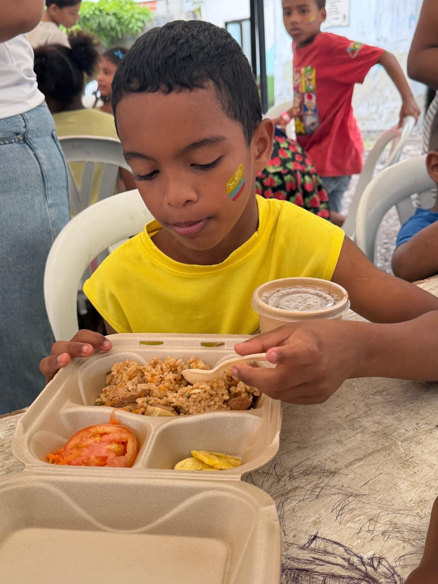 alcaldiabquilla's tweet photo. En nuestros Comedores Comunitarios se sirven alimentos, sonrisas y nuevas oportunidades.

Cada sábado seguimos acompañando a nuestros niños, niñas y jóvenes con espacios donde el bienestar también se comparte. https://t.co/4QkYKQsqhJ