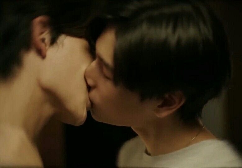 ppwbangtan's tweet photo. in every PondPhuwin series, Pond somehow ends up swallowing Phuwin’s lips. 😭 https://t.co/o75F6d8hWk