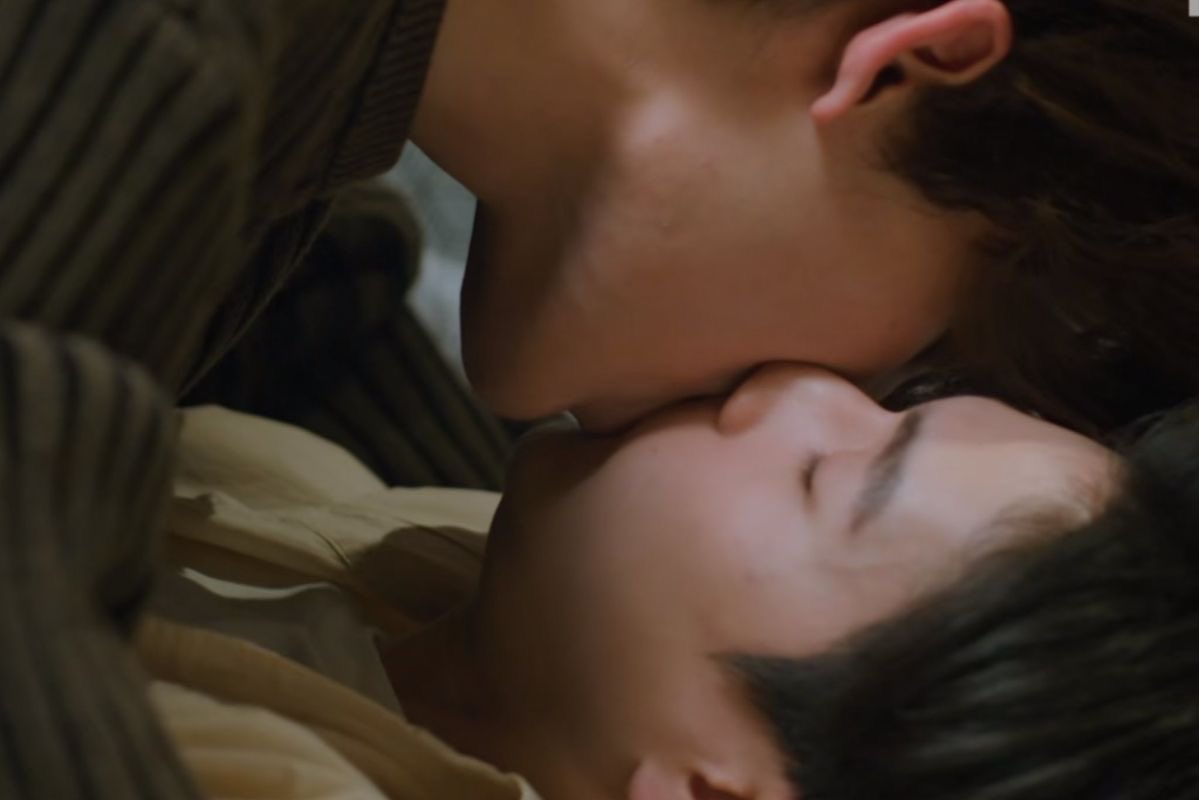 ppwbangtan's tweet photo. in every PondPhuwin series, Pond somehow ends up swallowing Phuwin’s lips. 😭 https://t.co/o75F6d8hWk