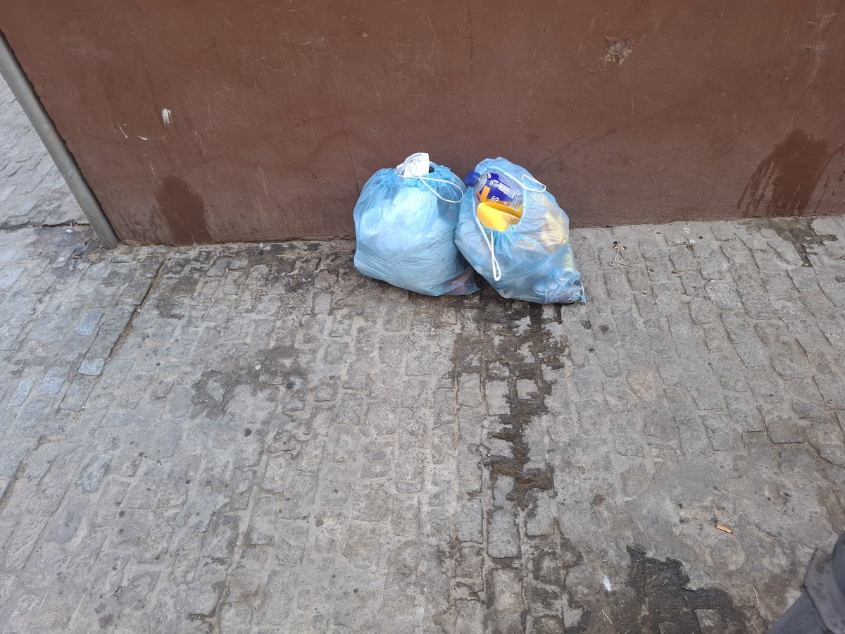 DavidLp32705032's tweet photo. Ya sé q todos estamos cansados de ver twits con fotos d suciedad, orines y basura x doquier, pero + cansados estamos d padecer la inmundicia y los olores en ntra. ciudad, en las puertas d ntras. casas. Sobre la cabecera d la I. de S. Andrés y sobre los muros dl Pozo Santo. HOY. https://t.co/BvDBTKXvOq