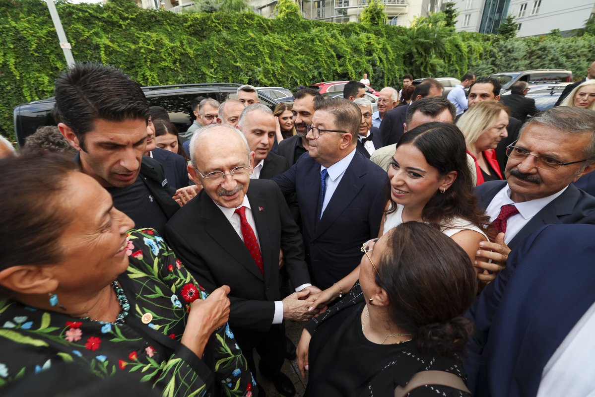 herkesicinCHP's tweet photo. Genel Başkanımız Kemal Kılıçdaroğlu, İstanbul’da düzenlenen düğün töreninde, Genel Başkan Yardımcımız Cemal Canpolat’ın kızı Irmak Canpolat ile Aykut Ergün Merter’in nikâh şahitliğini yaptı. https://t.co/0B5y39RJn6