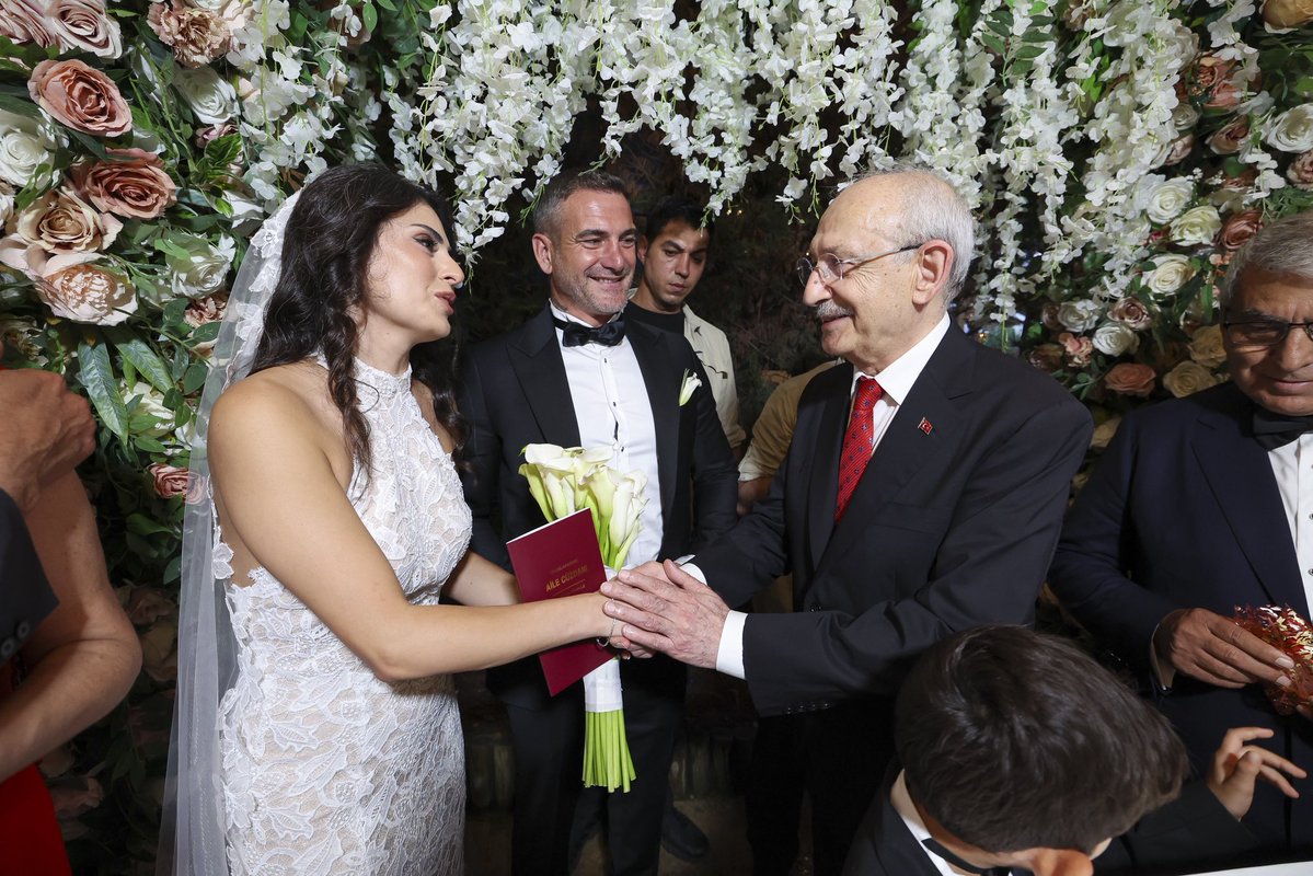 herkesicinCHP's tweet photo. Genel Başkanımız Kemal Kılıçdaroğlu, İstanbul’da düzenlenen düğün töreninde, Genel Başkan Yardımcımız Cemal Canpolat’ın kızı Irmak Canpolat ile Aykut Ergün Merter’in nikâh şahitliğini yaptı. https://t.co/0B5y39RJn6