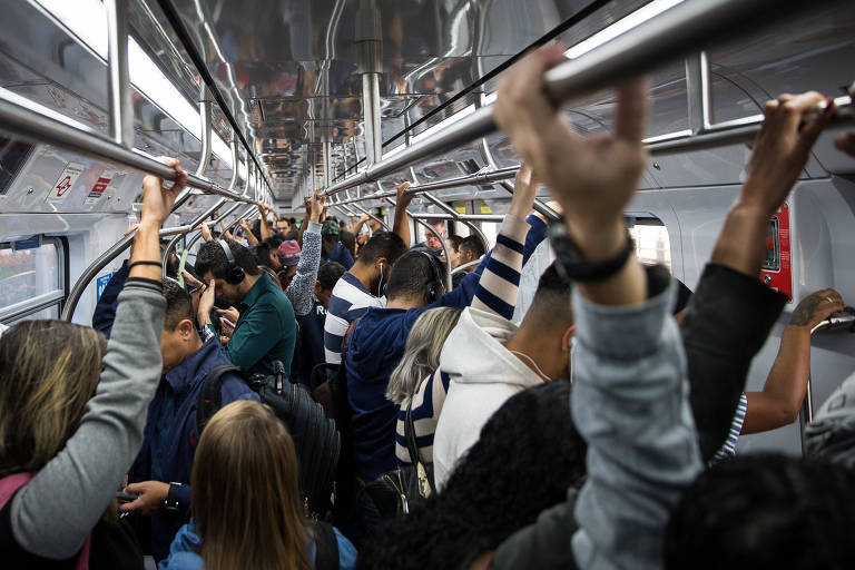 Gustavramski_'s tweet photo. Uma pesquisa  revelou q 40% dos brasileiros  considera q pesoas são pobres pq são preguiçosas. 
As estações de trens lotadas as 6 da manhã desmentem essa balela. 🧐 https://t.co/5w7MaImt7e