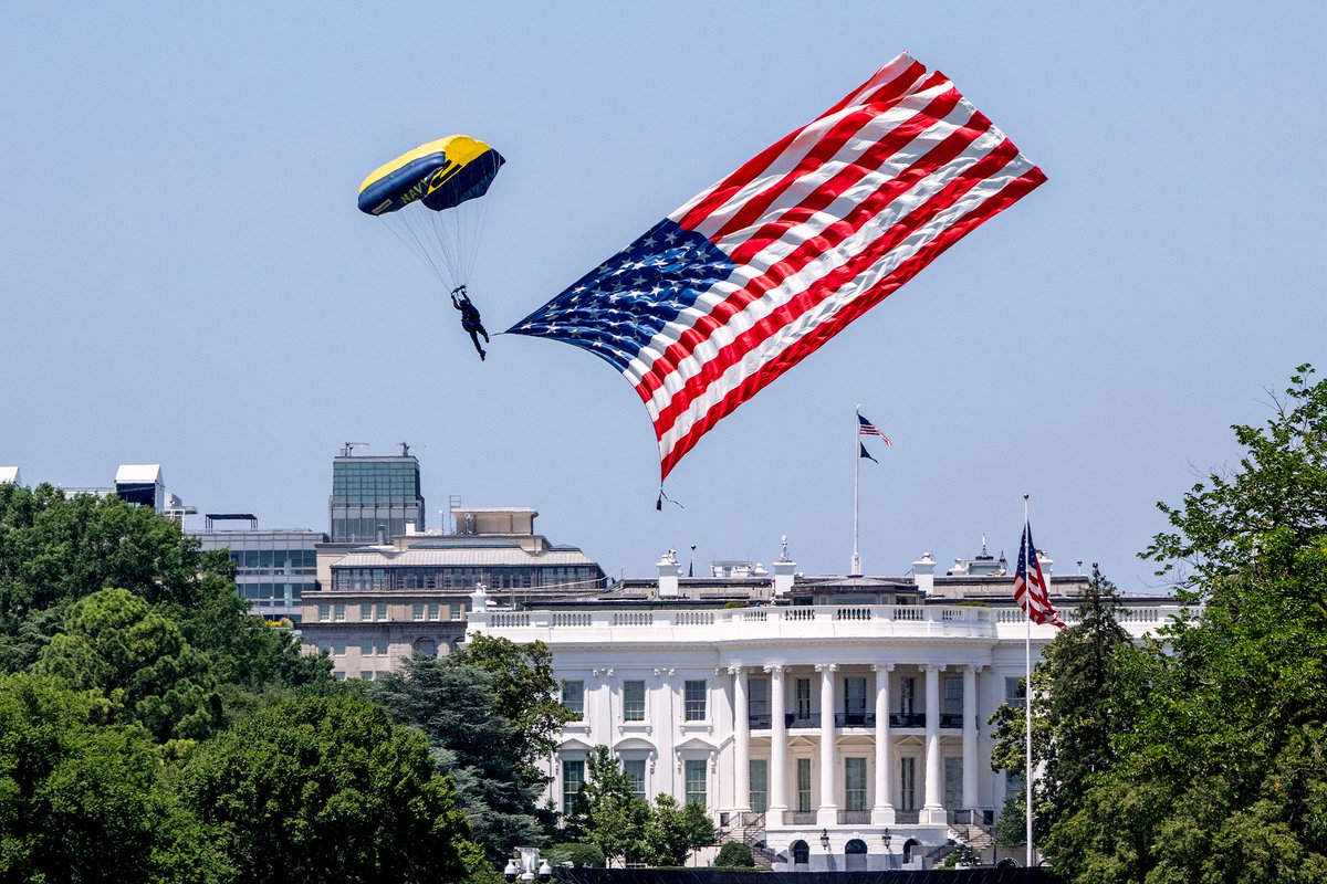 Freedom250's tweet photo. The U.S. Navy Leap Frogs just soared over the White House on Independence Day 🇺🇸 https://t.co/oHSQnOWaMU