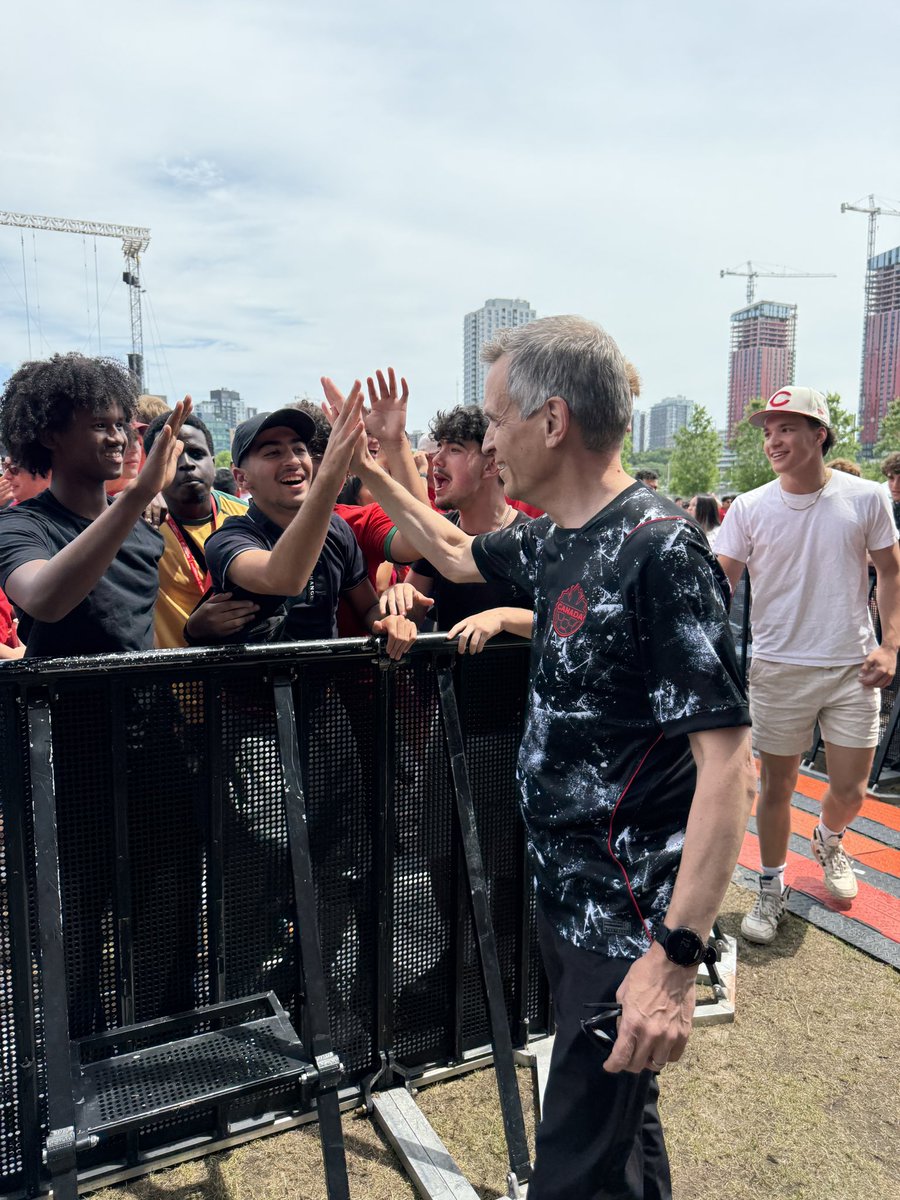 _MarkSutcliffe's tweet photo. It wasn’t the outcome we were dreaming of, but it was amazing to see 20,000 people get together on LeBreton Flats to watch the biggest match in the history of Canada’s men’s soccer team. 

Thank you to Prime Minister @MarkJCarney and our federal colleagues and to the amazing team at @ottawabluesfest for partnering with us on this terrific event. 

And thank you to Ottawa’s Jonathan  and Canada’s entire team for a thrilling and historic run!

Le résultat n’était pas celui espéré. Voir près de 20 000 personnes rassemblées à LeBreton Flats pour assister au plus grand match de l’histoire de l’équipe masculine de soccer du Canada était exceptionnel.

Merci au premier ministre Mark Carney, à nos collègues fédéraux ainsi qu’à la formidable équipe de Bluesfest pour ce partenariat dans le cadre de cet événement remarquable.

Merci également à Jonathan David et à toute l’équipe du Canada pour une performance palpitante et une aventure historique.