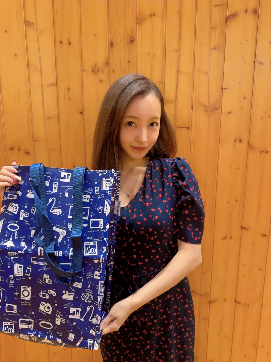 nojima_official's tweet photo. ＼本日初回放送📣／

ノジマ presents ともちん’s Good Life(@tomochin847)
この後12:00～ FMヨコハマ(@FyokoG)にて放送！

また収録の際は7/3がお誕生日ということで自立式エコバッグをプレゼントしました🎁
板野さん(@tomo_coco73)、お誕生日おめでとうございます✨ https://t.co/ov9cz65ohm