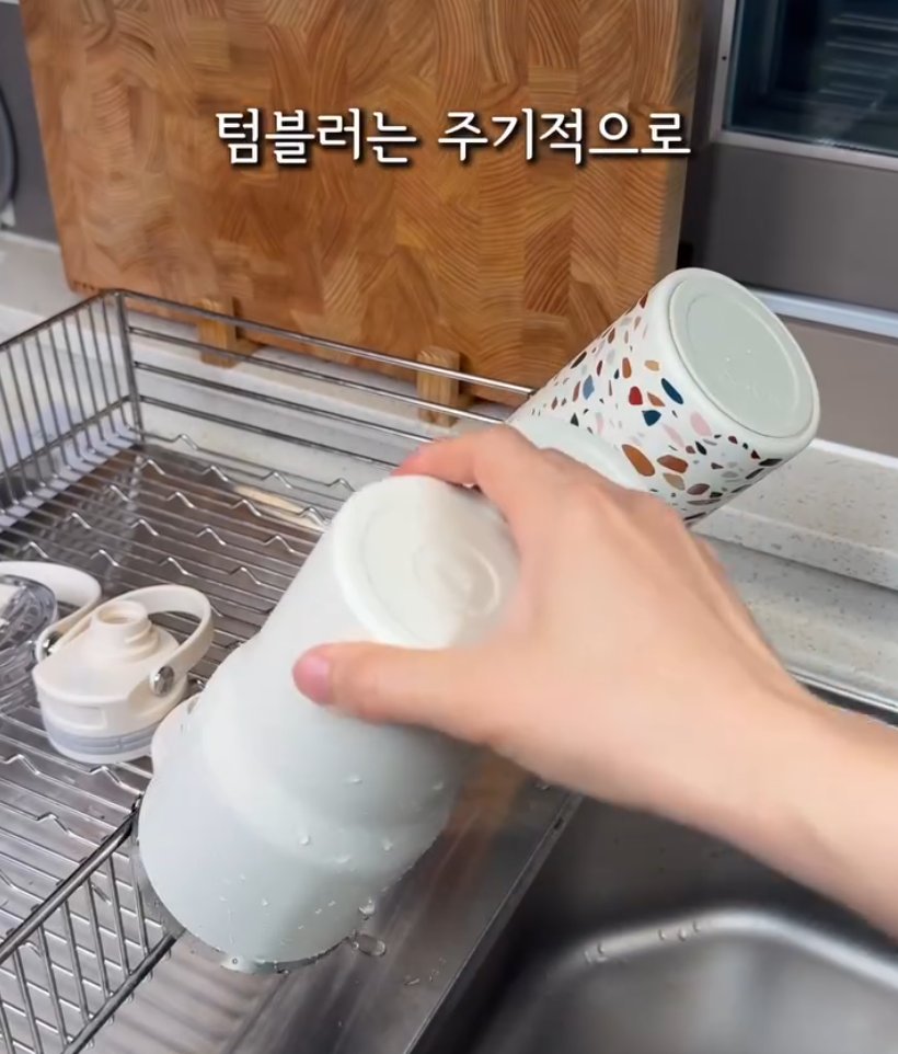 laterinfo_'s tweet photo. 평생 써먹는 텀블러 세척 방법

세제로만 텀블러 닦고 있다면 주목. 일주일에 한 번 이걸 안 하면 세균 범벅에 냄새까지 날 수 있음. 냄새·물때·커피자국까지 상황별로 잡는 세척법을 정리했음.

1.냄새가 난다면? 베이킹소다 
-텀블러에 베이킹소다 1스푼을 넣고 팔팔 끓는 물 붓기 
-뚜껑, 빨대, 고무패킹 등 부속품은 베이킹소다 넣은 따뜻한 물에 따로 담그기 
-30분 방치 후 세제로 깨끗이 닦고 흐르는 물에 헹구기

2.물때나 커피자국은? 구연산 
-텀블러에 구연산 1스푼을 넣고 뜨거운 물 붓기 
-30분 방치 후 세제로 세척하고 물로 깨끗이 헹구기

3.그래도 안 된다면? 과탄산소다 
-과탄산소다 1스푼과 끓는 물을 넣고 10분 방치 
-깨끗이 헹궈내면 새것처럼 반짝반짝해짐

4.건조가 마지막 핵심 
-어떤 방법이든 세척 후엔 물기가 남지 않도록 완전히 말려야 세균이 다시 안 생김