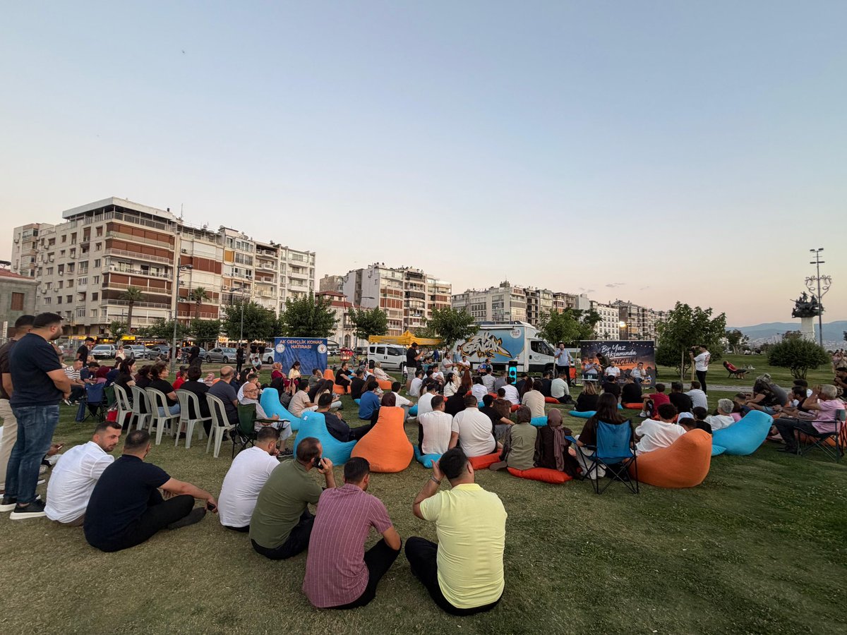 SAITBASDAS's tweet photo. 📍 Gündoğdu Meydanı | Bir Yaz Akşamı 🌙✨

Konak Gençlik Kollarımızın düzenlediği “Bir Yaz Akşamı” programında genç kardeşlerimizle bir araya geldik.

Coşkunun, enerjinin ve samimiyetin hâkim olduğu bu güzel akşamda; oyunlar, etkinlikler ve keyifli sohbetlerle unutulmaz anlar yaşadık. Gençlerimizin heyecanı bizlere umut verirken, samimi soruları ve kıymetli fikirleriyle bizleri mest ettiler.

Programımıza katılım sağlayan İl Gençlik Kolları Başkanımız Sayın @mehmeticelli35 ye teşekkür ediyor, bu anlamlı organizasyonda emeği geçen Konak Gençlik Kolları Başkanımız Sayın Av. Erhan Acar’ı ve kıymetli yönetimini gönülden tebrik ediyor, emekleri için teşekkür ediyorum.

Gençliğin enerjisiyle, Türkiye Yüzyılı’na hep birlikte yürüyoruz. 
@RTErdogan