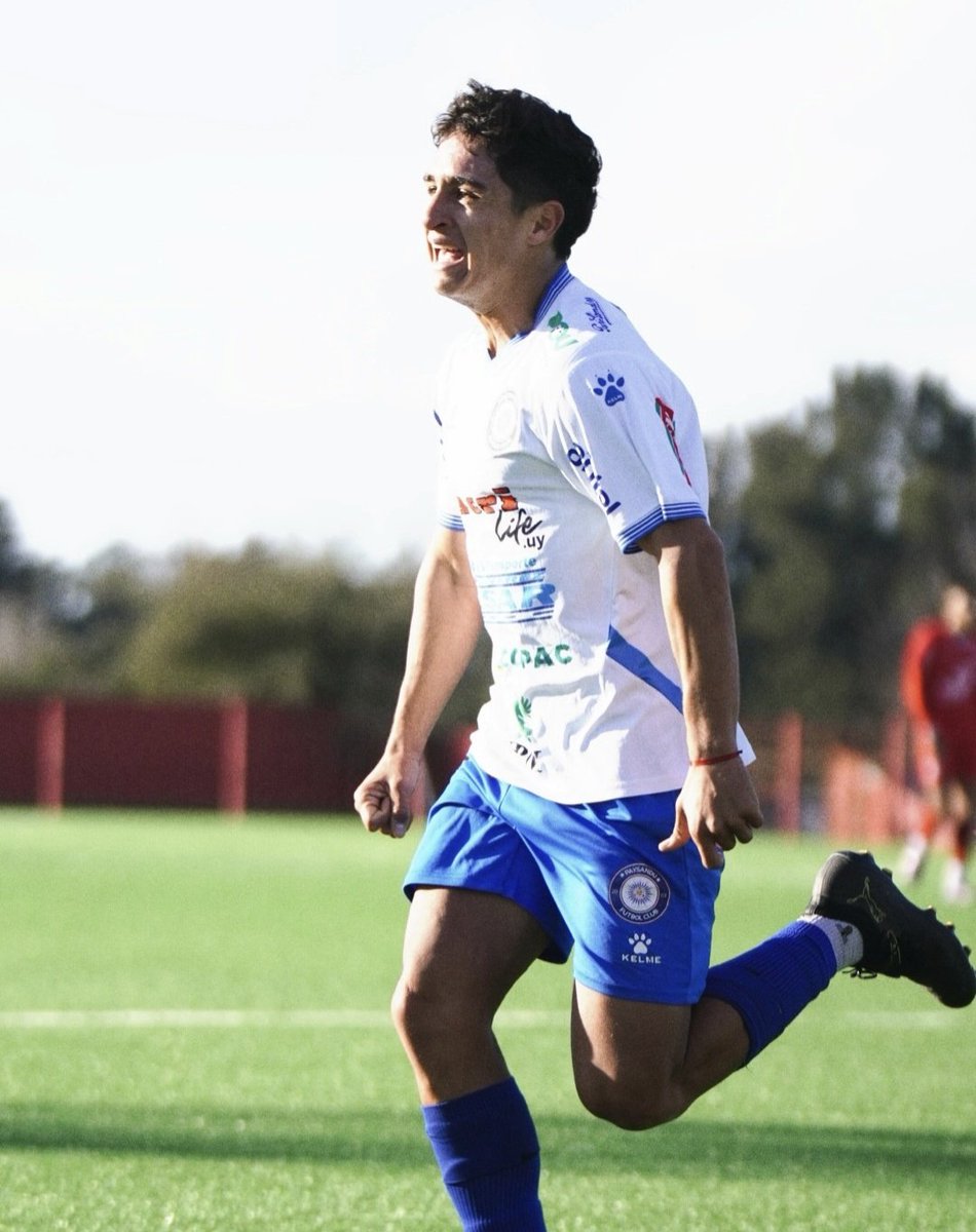 BachsMartin's tweet photo. VISITA INGRATA: TRIUNFAZO DE #PAYSANDÚ, DE ATRÁS Y CON DIEZ VENCIÓ 2-1 A #RENTISTAS EN EL COMPLEJO

SEGUNDA DIVISIÓN PROFESIONAL

RENTISTAS 1-2 PAYSANDÚ
@ClubRentistas 
@paysandufc_of 
Complejo Rentistas. 

Jueces: Eduardo Varela, Nicolás Piaggio y Luis Lassaga. Cuarto juez: Jonathan De León.

#Goles:
19' Horacio Sequeira (R) 1-0
40' Juan Silvera (P) 1-1
87' Ulises Márquez (P) 1-2

#Expulsado: 56' Gabriel López (P).

-Rentistas, dirigido por el argentino Omar #Turco Asad, alineó con: Carlos Techera, Facundo Vega, Agustín García, Pablo Pírez, Franco Cabrera, Simón Bentancur, Nicolás Mallet, Franco Martínez, Jean Martínez, Hugo Horacio Sequeira y Michel Silveira. 

- Paysandú, dirigido por Fernando Fadeuille, alineó con: Nazareno Ferreyra, Michel Acosta, Nicolás Morales, Leonardo Gómez, Agustín Vique, Ezequiel Amaro, Juan Silvera, Brandon Logiuratto, Emiliano Arrieta, Gabriel López y Luis López.

 ▶️ El festejo de gol del lateral Ulises Márquez para sentenciar el agónico triunfo sanducero.