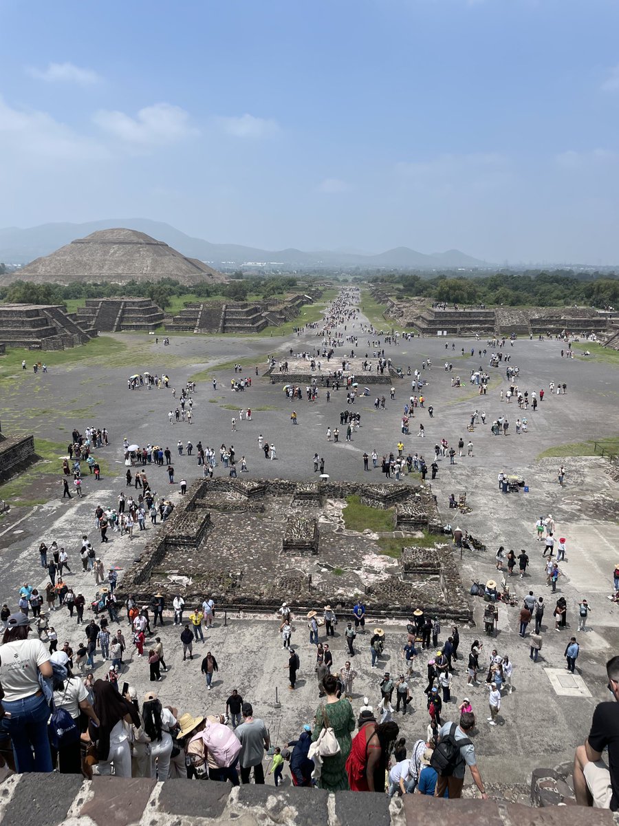 Walk4dennis's tweet photo. What a great day in Mexico, left apt at 4.30 am, went ballooning with about 100 others in the air over the pyramids, breakfast in a cave, tequila tasting on route to pyramids and then climbed the biggest one, great experience 😎👌🏻 https://t.co/SOH4ArB2jV