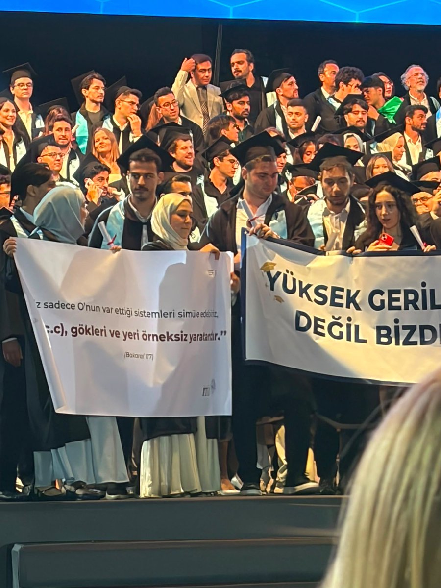 gundem7x24's tweet photo. İTÜ mezuniyet töreninden görüntüler:

“Başarım ancak Allah’ın yardımı iledir”

“Gençlerin şehit değil mezun olduğu bir dünya için” https://t.co/d4LwayRvUB