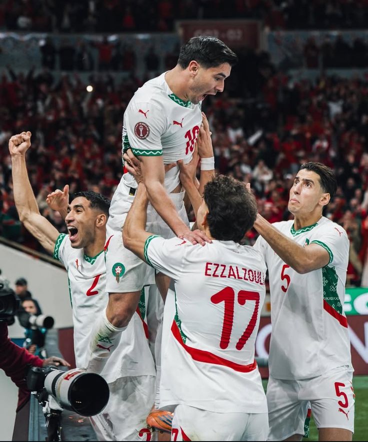 Ase0_1's tweet photo. فرحة المنتخب المغربي بعد التأهل لربع النهائي 
عالميه يالمغرب عالمية يا أسود الأطلس https://t.co/p9uFdi68UZ