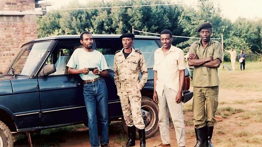 harerimana_tito's tweet photo. Lt. Gerald Mbanda (wahoze ari Umuyobozi ushinzwe Iterambere ry’Itangazamakuru mu Rwego rw’Igihugu rushinzwe Imiyoborere, RGB) ari kumwe na bagenzi be bakoraga kuri Radio Muhabura yari ishamikiye kuri RPA

#Kwibohora32 https://t.co/6vBrey2TSH