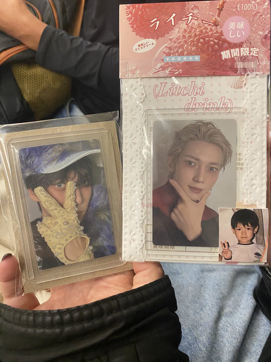 hotteokgi's tweet photo. topa tudo por photocard! um dia inteiro na rua pra trocar os nenezi @yeorsng https://t.co/3SkUuIoqmV