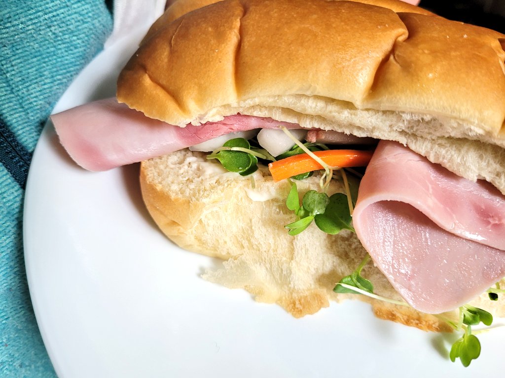 cellswordrin's tweet photo. Lunchtime 🎵 Vietnamese Bánh mì bun 💕💌💕 #Foodie #Foodies #lunchtime #TorontoEats #GoodAfternoon #GoodVibes #allday #anyday #yeschef #HaveABrightDay #HappyWeekend ꉂ🌻ʸes https://t.co/RR7qCRhV22