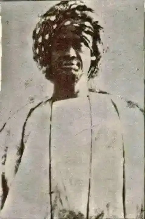 kane_basse5919's tweet photo. Yaw mi laggéeyal Mustafaa
Bul fàtte, Amdi Mustafaa
Ak doomi baayi Mustafaa
Ñoo ame bóot i xarnu bi

Mat na xaliifatul xadiim
Fees na plaas ba mat na doom
Te amna xam-xam, ame koom
Man naa musal waa xarnu bi

Noppeek, goreek, tàllal ndijoor
La moome saalum ak kajoor
Ku laaj, mu jo https://t.co/rEMf1oQljN