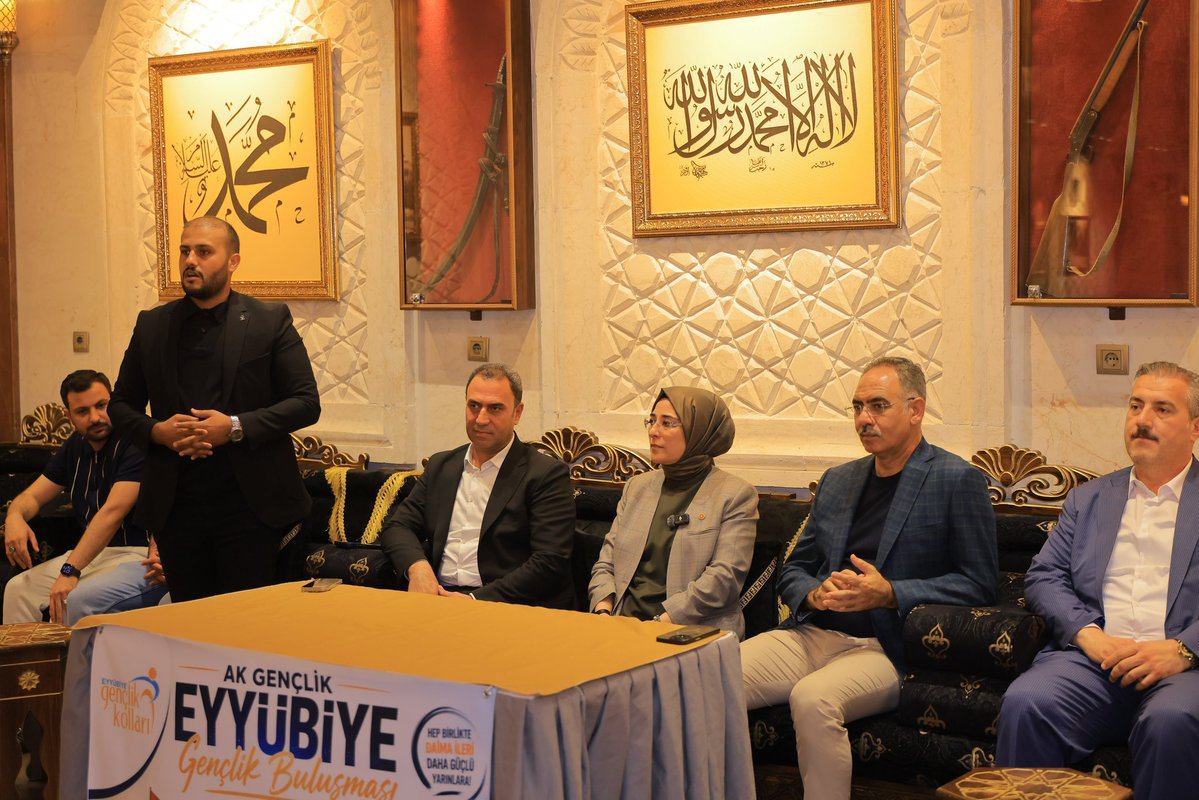 SalihAldeniz5's tweet photo. AK Parti Eyyübiye İlçe Gençlik Kolları Başkanlığı olarak düzenlediğimiz Gençlik Buluşması programımızı; Şanlıurfa Milletvekilimiz Sayın Cevahir Asuman Yazmacı, Eyyübiye Belediye Başkanımız Sayın Mehmet Kuş, İlçe Başkanımız Sayın Süleyman Elgün ve teşkilatımızın kıymetli mensuplarının katılımlarıyla büyük bir coşku ve heyecan içerisinde gerçekleştirdik.

Gençlerimizle bir araya gelerek istişarelerde bulunduğumuz, birlik ve beraberliğimizi pekiştirdiğimiz bu anlamlı buluşmada emeği geçen herkese teşekkür ediyor; katılım sağlayan tüm gençlerimize şükranlarımızı sunuyoruz.

@avyusufibis @osmannazlier 
@CYAZMAC @Akparti 
@milhamigunbegi @furkankucukk_ 
@ElgunSuleyman @mehmetkusnet 
@ferdisenel25 @AkgencEyyubiye