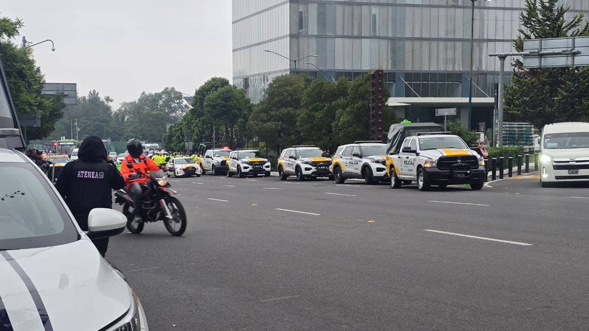 Nacion321's tweet photo. ¿Les llevarán serenata?🤔

La selección de Inglaterra ya se encuentra en la CDMX; sin embargo, un fuerte dispositivo de seguridad resguarda el hotel en el que se hospedan los jugadores previo al partido contra México 🏴󠁧󠁢󠁥󠁮󠁧󠁿🇲🇽

Fotos: cortesía/Diego Valencia https://t.co/VeEdKRmWDg