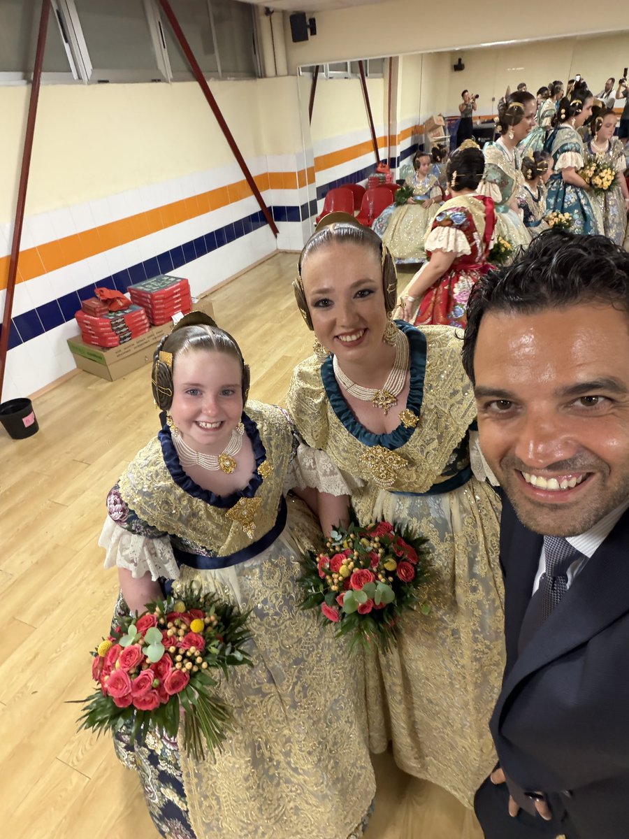 SagredoMarco's tweet photo. Paterna ja coneix a les seues falleres majors per a 2027 ✨

Enhorabona a Marta i Michelle i a les vostres Corts d'Honor, gaudiu d'este any inoblidable

Com cada any no pot faltar la selfie més fallera 😊

Visca Paterna i que visquen les falles https://t.co/c4VAfbuCoJ