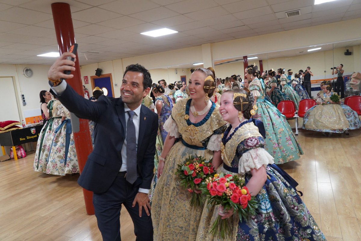 SagredoMarco's tweet photo. Paterna ja coneix a les seues falleres majors per a 2027 ✨

Enhorabona a Marta i Michelle i a les vostres Corts d'Honor, gaudiu d'este any inoblidable

Com cada any no pot faltar la selfie més fallera 😊

Visca Paterna i que visquen les falles https://t.co/c4VAfbuCoJ