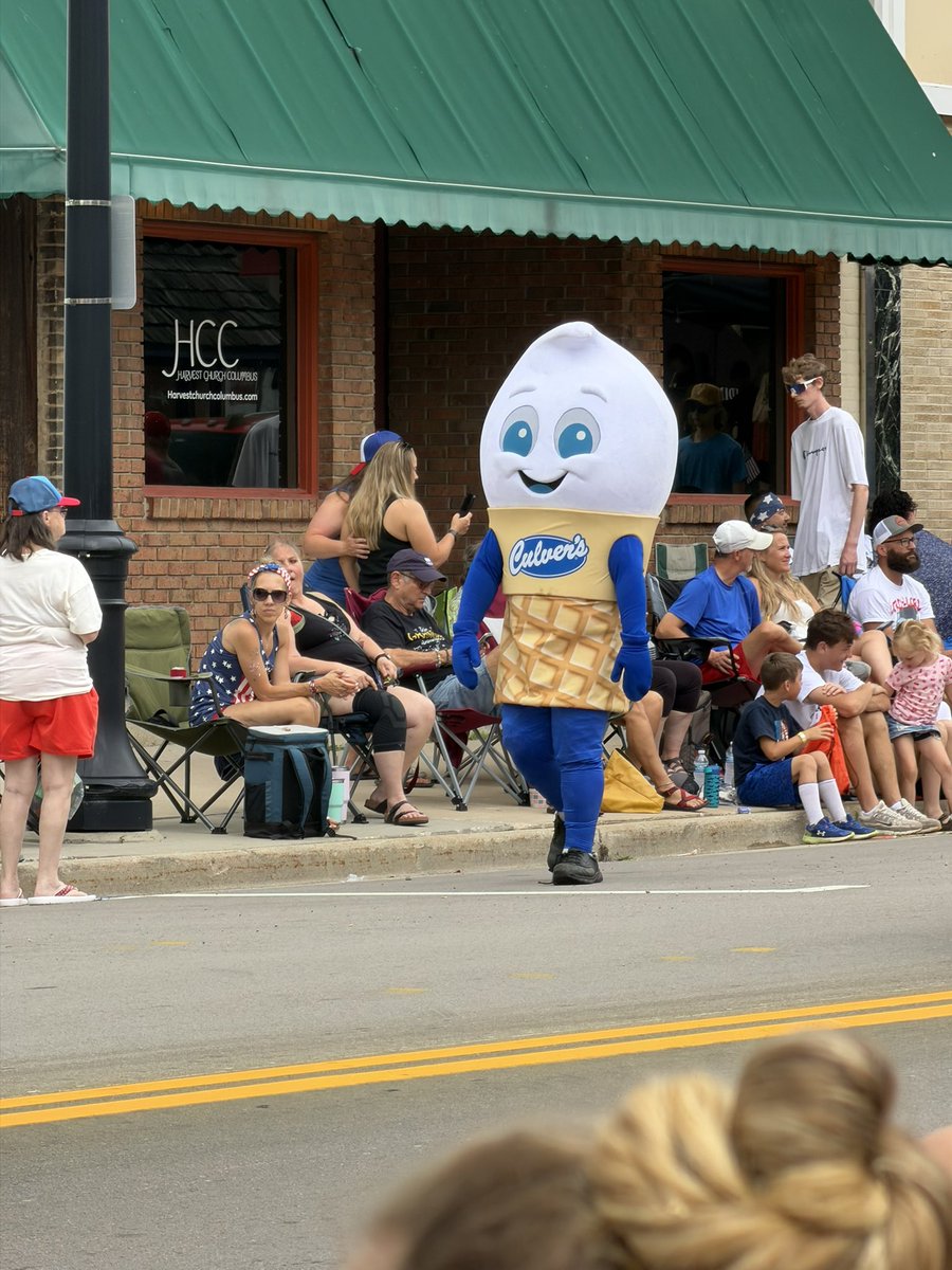 BlakeWeiner's tweet photo. Did YOU stand and salute Scoopie during your local Fourth of July parade, patriot? https://t.co/DReirF0wRl