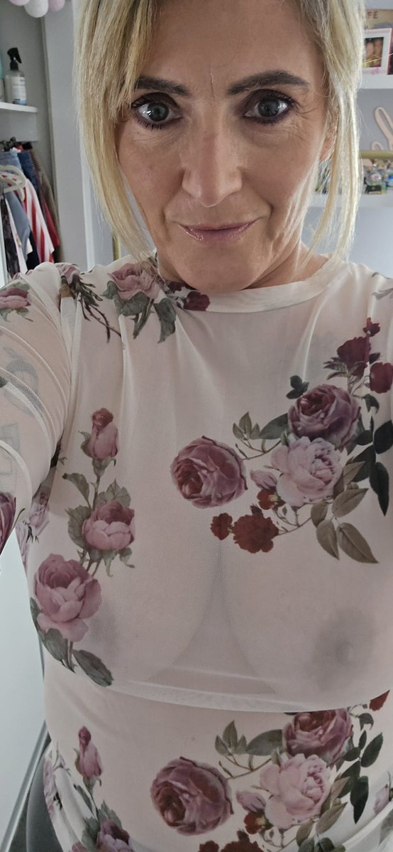 MissLayed72's tweet photo. Bought myself some flowers today, what do you think? 💋x https://t.co/hsVroQ9AoH