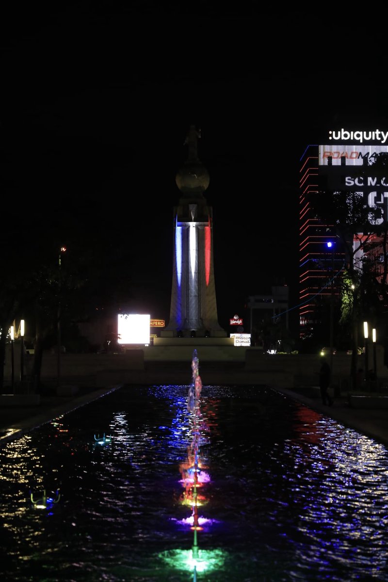 MilenaMayorga's tweet photo. Nuestro monumento al Salvador del Mundo en la plaza Las Américas en San Salvador, símbolo de fe de los salvadoreños, luce radiante para festejar los 250 años de independencia de los Estados Unidos. 
🇺🇸👏🏻🇸🇻 
@alcaldia_ss https://t.co/sT5ZTWpQCs