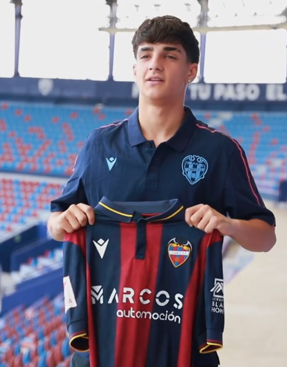 CarlosPuceland's tweet photo. Gestionar un club es más que fichar y cuadrar cuentas; es proteger su honor. La directiva de Solares cruza una línea roja si se confirma lo del hijo de Víctor. Por encima de todo está el respeto al @realvalladolid . Eso es innegociable. PUCELA NO PAGA TRAIDORES. https://t.co/Og0G3mhIJL