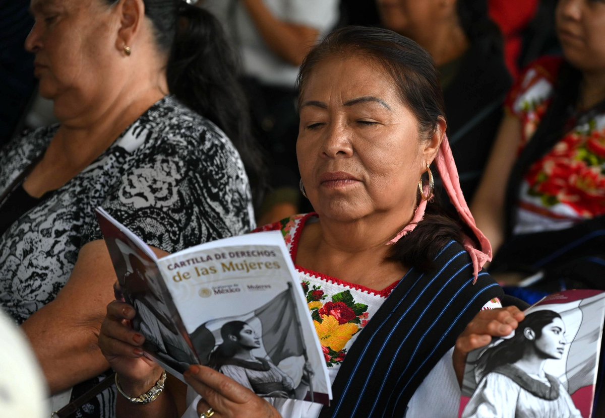 Claudiashein's tweet photo. Las mujeres somos el alma de la nación: con nuestro trabajo, esfuerzo y amor construimos un México con bienestar, igualdad y esperanza para todos y todas. El programa Pensión Mujeres Bienestar es un reconocimiento a las mujeres mexicanas. https://t.co/Uj3SlgWRQE