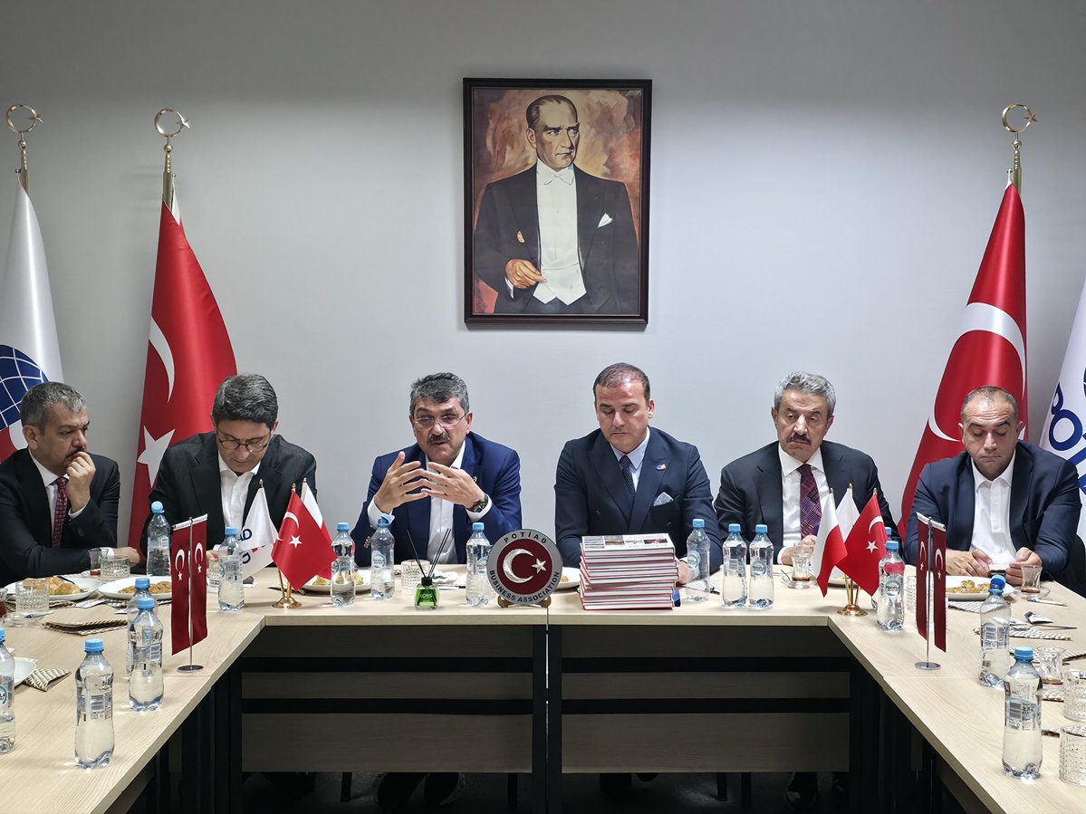 PotiadDernek's tweet photo. 🇹🇷 🇵🇱 TBMM Türkiye–Polonya Parlamentolar Arası Dostluk Grubu Heyetini POTİAD’da Ağırladık

Türkiye–Polonya Parlamentolar Arası Dostluk Grubu Başkanı ve Batman Milletvekili Sayın Ferhat Nasıroğlu başkanlığındaki TBMM heyetini dernek merkezimizde ağırlamaktan memnuniyet duyduk.

Milletvekilleri Sayın Erol Keleş, Arslan Tatar, Zeki Korkutata, İshak Şan ve Sevan Sıvacıoğlu ile Prof. Dr. Veysel Ayhan ve Gazeteci Sayın Didem Tümen Arslan’ın katıldığı görüşmede; Polonya’da faaliyet gösteren Türk iş insanlarının vize, lojistik ve bürokratik süreçlerde karşılaştığı sorunları ve Türkiye–Polonya arasındaki ticaretin, yatırımların geliştirilmesine yönelik beklentilerimizi doğrudan paylaşma imkânı bulduk.

Heyetin, Türkiye Cumhuriyeti Cumhurbaşkanımız Sayın Recep Tayyip Erdoğan’ın Polonya’daki Türk iş dünyasına, gençlerimize ve vatandaşlarımıza selamlarını iletmesi üzerine; POTİAD Başkanımız Sayın Habeş Fakıbaba da teşekkürlerini sunarak mukabil selamlarını ve saygılarını iletti.

Başta Sayın Ferhat Nasıroğlu olmak üzere tüm heyet üyelerine nazik ziyaretleri ve yapıcı istişareleri için teşekkür ederiz. 🤝🌍

#TBMM #TürkiyePolonyaDostlukGrubu #TürkiyePolonya #Polonyadakienköklüdernek #POTIAD