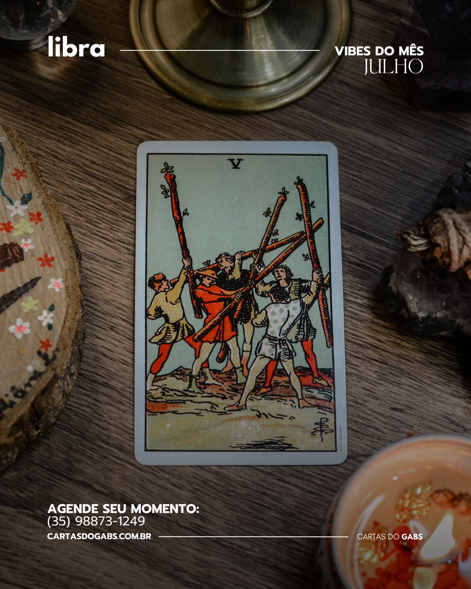 cartasdogabs's tweet photo. ♎️ JULHO P/ LIBRA

Nem toda movimentação ao seu redor significa que você está no caminho errado… e julho chega para libra com a energia do 5 de paus, trazendo um mês de desafios, opiniões diferentes e situações que podem testar sua paciência. Mas calma: essa carta não vem apenas para falar de conflitos, ela também fala de crescimento através dos encontros e das diferenças. Você pode se deparar com pessoas que pensam diferente, disputas de espaço ou momentos em que será necessário defender suas ideias com mais firmeza. A grande questão é não gastar sua energia tentando vencer todas as batalhas, algumas discussões existem apenas para mostrar onde você precisa se posicionar melhor. Julho pede que você escolha suas lutas com sabedoria. Use essa energia como combustível para melhorar, aprender e sair da zona de conforto. Nem sempre o desconforto é um sinal para fugir; às vezes ele aparece justamente quando estamos crescendo, confie mais na sua capacidade de lidar com os desafios sem perder sua essência.